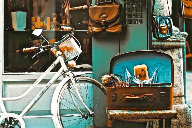 DE105 Wall décor art photographic on canvas white bicycle by shop window